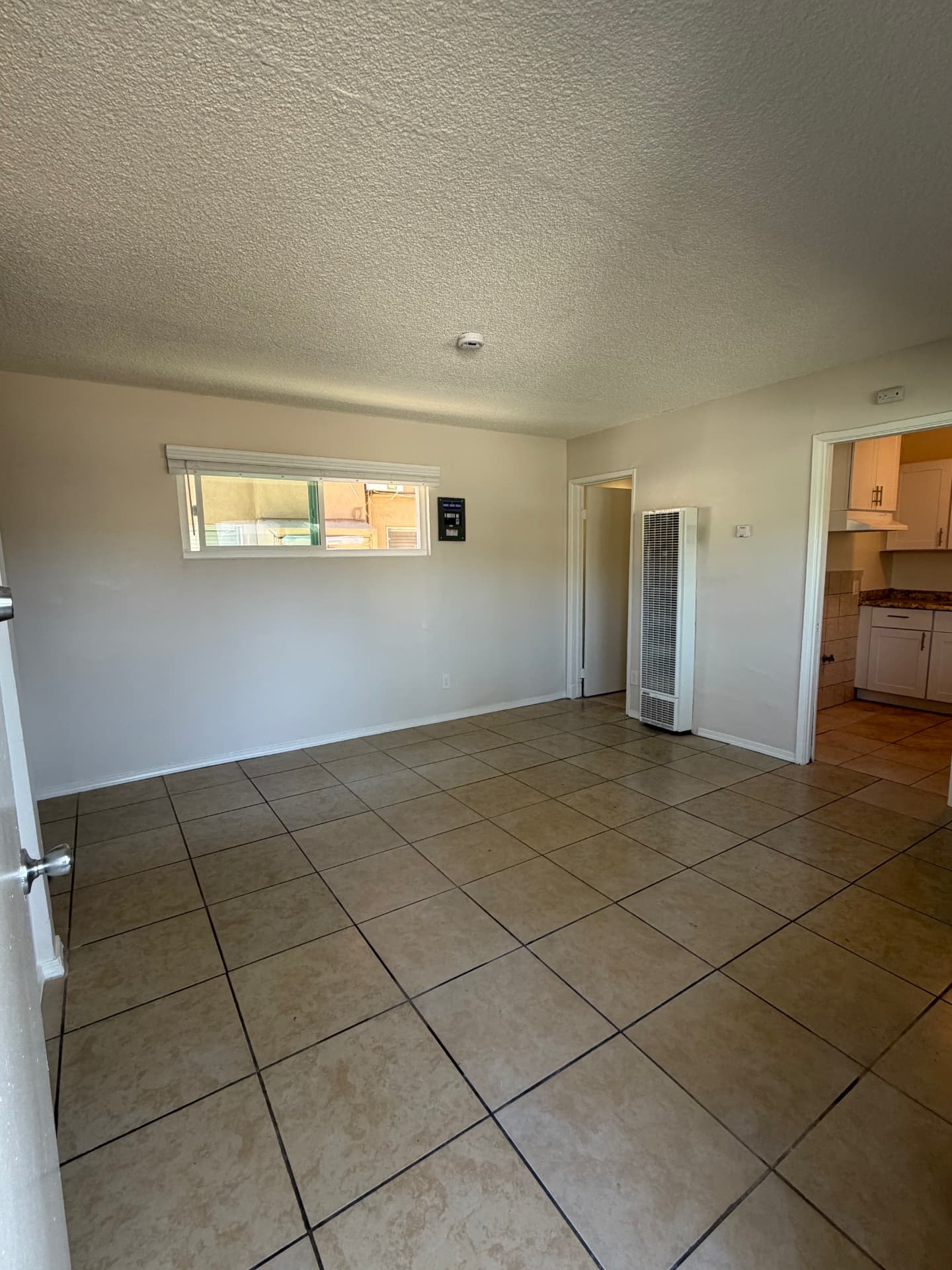 Unit Turnover: Living Area in California, USA by CHRETE Home & Construction